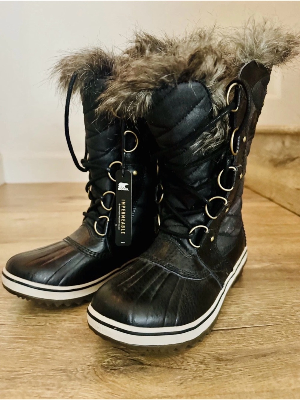 (NWOT)  Sorel Joan of Arctic Women's Snow Boots - Black, Size 6 US